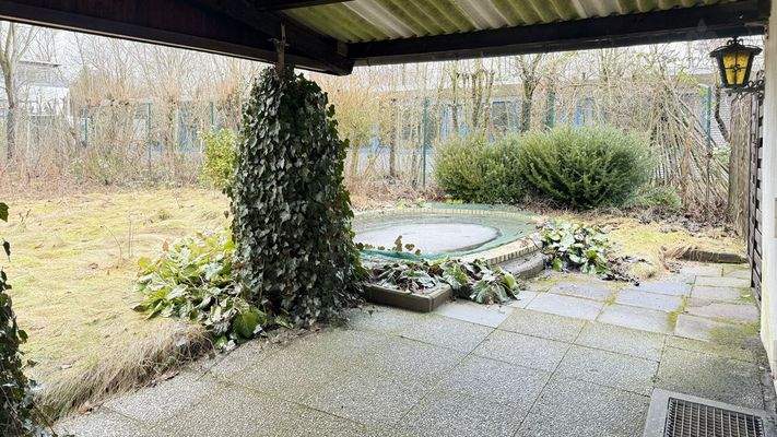 Überdachte Gartenterrasse
