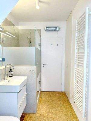 Gäste-Badezimmer mit Dusche und WC 2