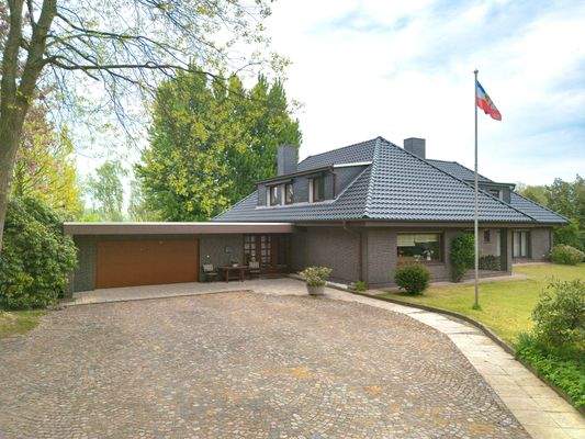 Auffahrt mit Doppelgarage