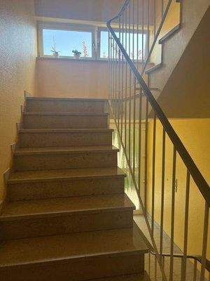 helles und freundliches Treppenhaus