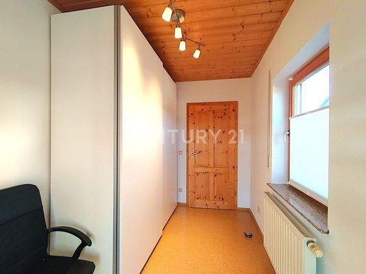 Der Stauraum mit Zugang zum Büro oder Gästezimmer