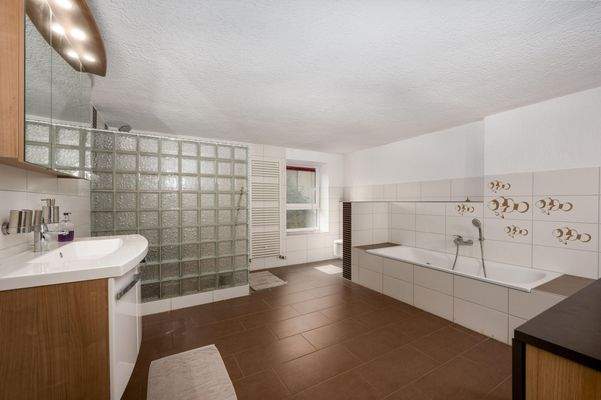 Badezimmer 2 mit Dusche u. Wanne Nebengebäude