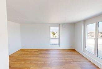 Ansicht I: Wohn- und Esszimmer mit offenem Küchenbereich