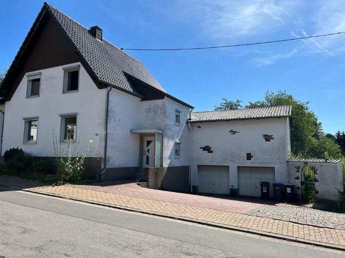 Einfamilienhaus mit großem Garten und 2 Garagen  in Illingen-Uchtelfangen