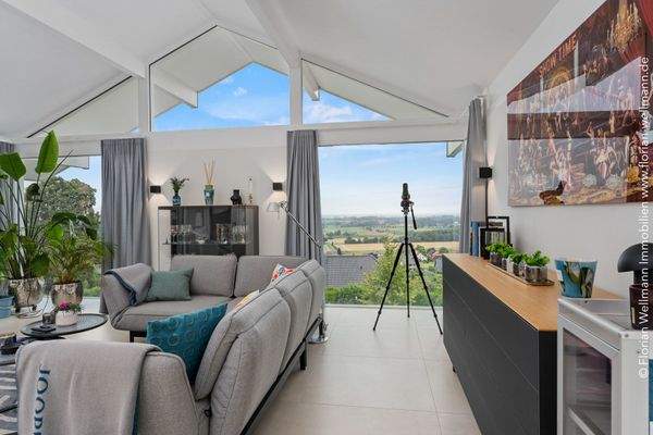 Lichtdurchflutete Räume dank großer bodentiefer Fenster und Terrassentüren im ganzen Haus