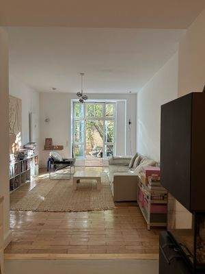 Das Wohnzimmer mit Blick auf den hinteren Garten