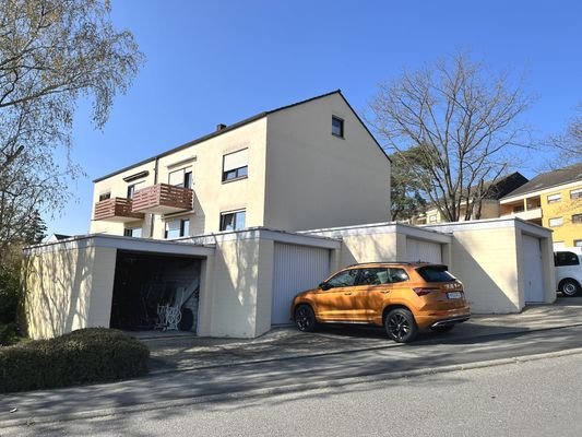 Südostansicht der Anlage mit Garagen
