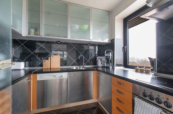 Küche mit Edelstahlfronten und Ausblick - so lässt es sich kochen.jpg