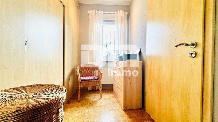 DG Ankleidezimmer mit begehbarem Kleiderschrank