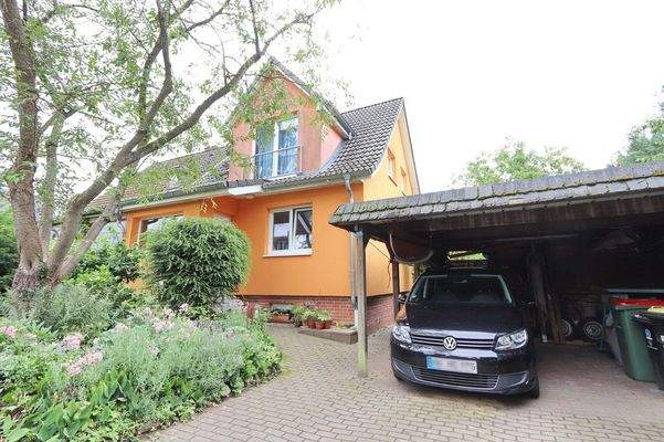 Vorderansicht rechte Haushälfte und Carport