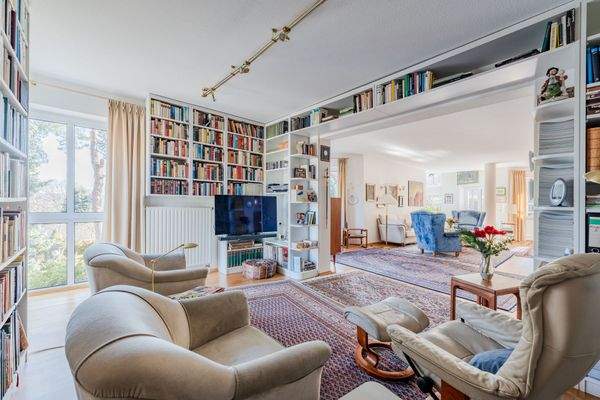 Individuell gestalteter Wohnbereich mit Bibliothek