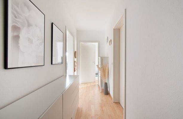 Weitläufiger Flur mit direktem Zugang zu den angrenzenden Zimmern