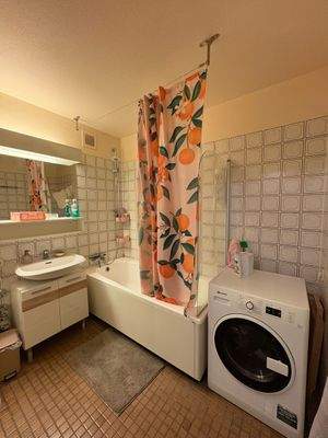 Helles Badezimmer mit Wanne