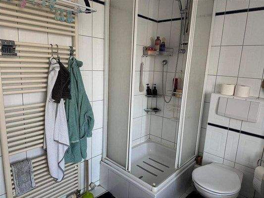 Separate Dusche im Vollbad auf der ersten Etage