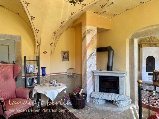 Sandsteinkamin im Erdgeschoss, Tür links im Bild R