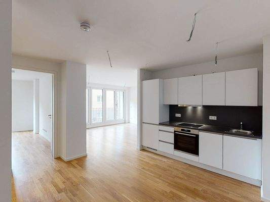 Offener Eingangsbereich mit Einbauküche