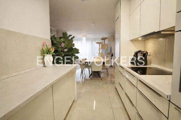 Stilvolle Küche mit angrenzendem Wohnbereich