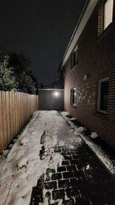 Hausansicht Eingangsbereich mit Blick zum Schuppen