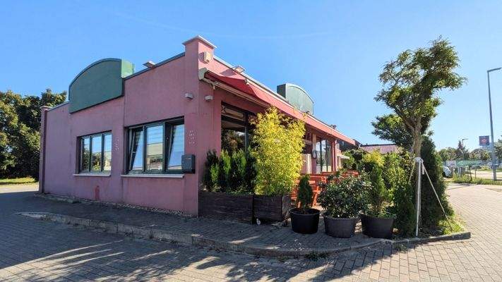 Straßenansicht mit Parkplätze 