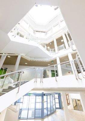 Treppenhaus mit Tageslicht