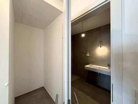 Wohnungseingang / Garderobe / Badezimmer 1 von 2