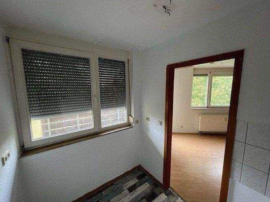 Blick v.d. Küche ins Wohnzimmer