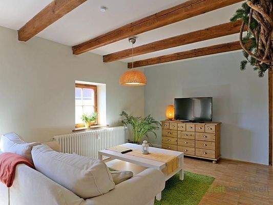 Sofa und TV im Wohnzimmer