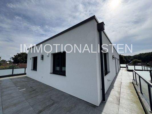 Dachterrasse mit Blick zum Badezimmer