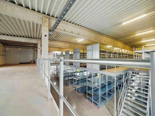 Blick auf Regalanlage