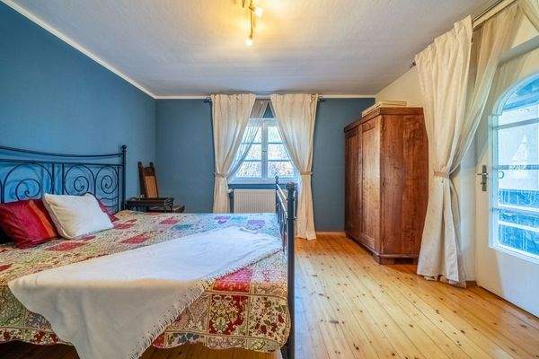 Schlafraum mit Zugang zum Balkon