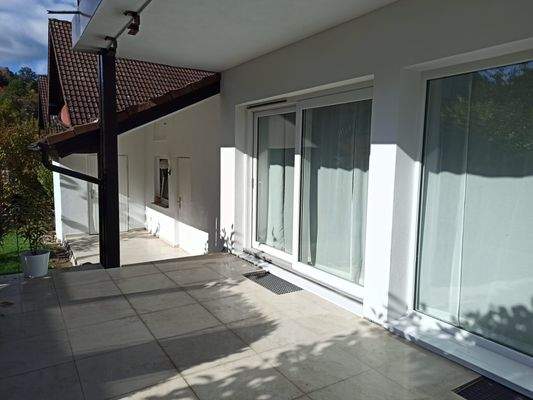 IÜberdachte Terrasse mit neuen Fensterelementen