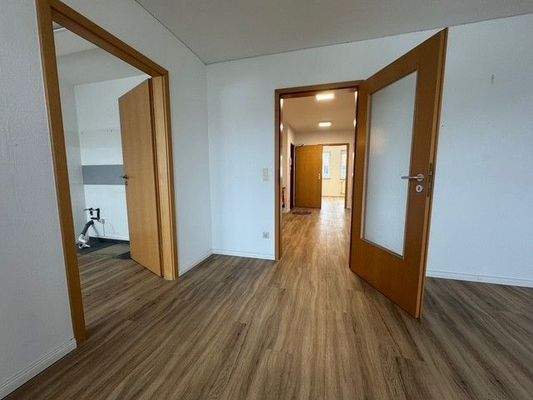 Zimmer zum Parkplatz Blick in den Flur