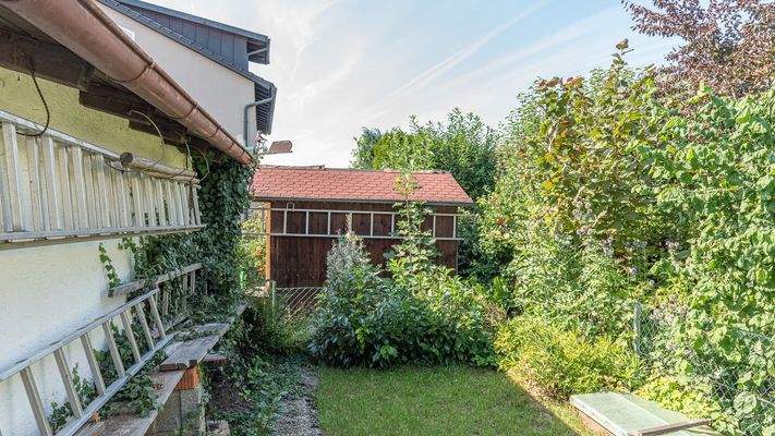 Hinter dem Geräteschuppen