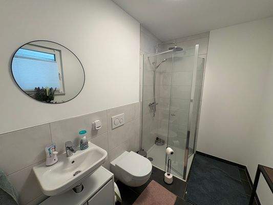 Gäste-WC mit Dusche