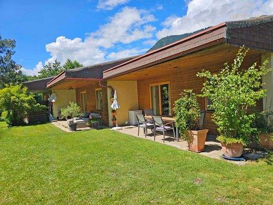 Bungalows mit überdachten Terrassen und Grünflächen