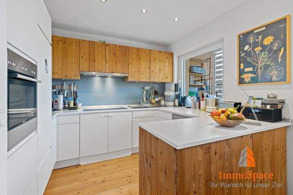 Hochwertige Einbauküche mit Marken-Elektrogeräten