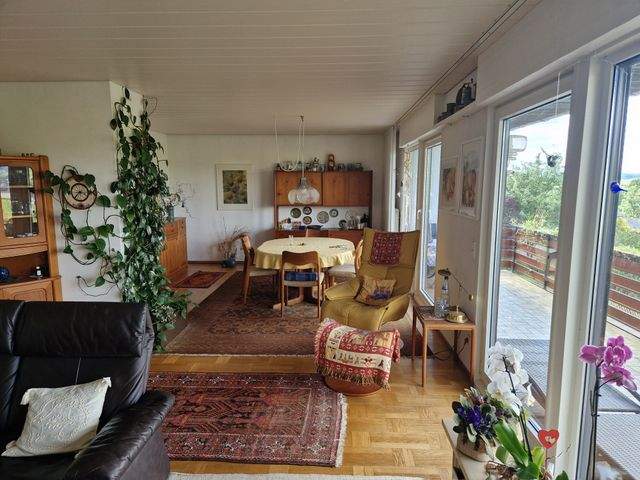 Wohnzimmer mit Blick auf gelben Sessel u Rückwand