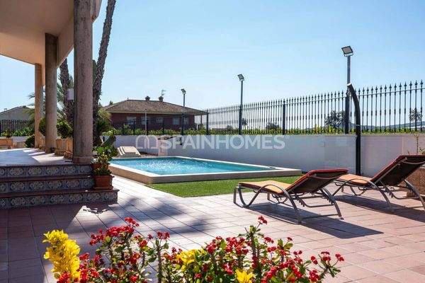 Spacious Villa with Pool and Parking in Orihuela Centro