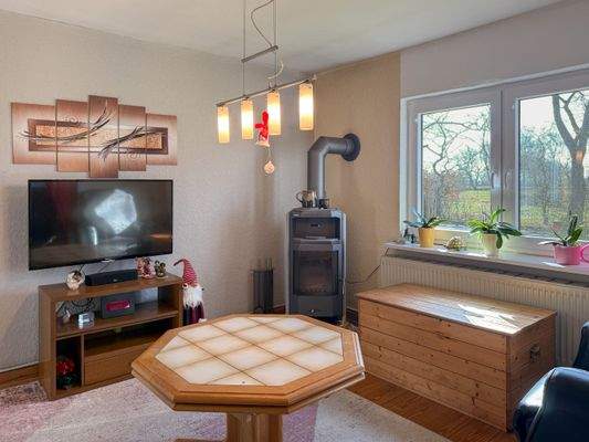 6. Wohnzimmer mit Holzdielen und Kamin.jpg