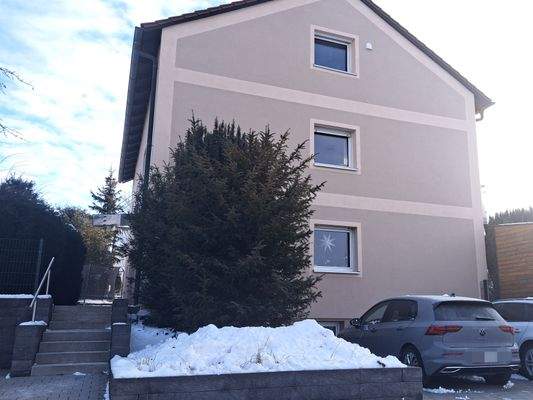 Hausansicht / Stellplätze