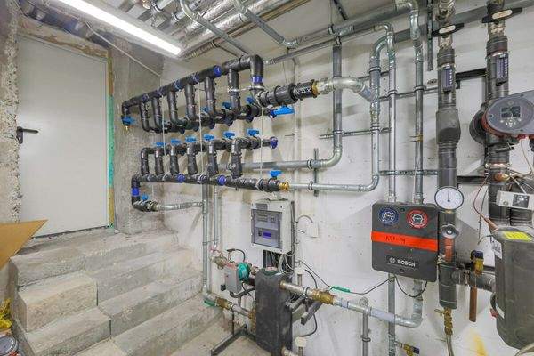 Technikraum mit Erdwärmeleitungen