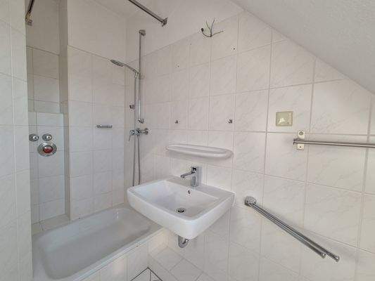 Badezimmer mit Dusche im Dachgeschoss