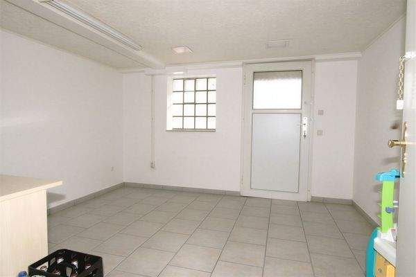 Kellerr. mit Ausgang zur Terrasse - (KI)