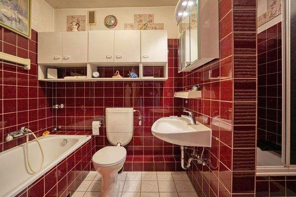 Bad mit Dusche und Badewanne im Obergeschoss