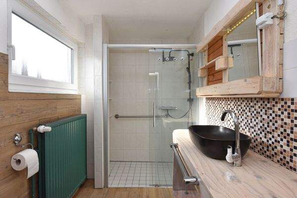 Tageslichtbad mit ebenerdiger Dusche 