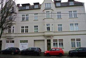 Hausansicht an der belebten Straße 