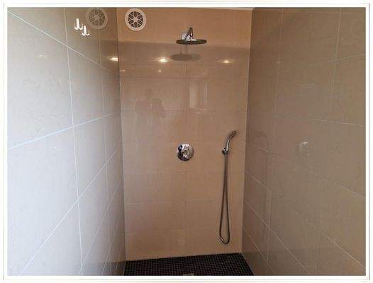 Mit breiter &#39;Walk-in&#39;-Dusche