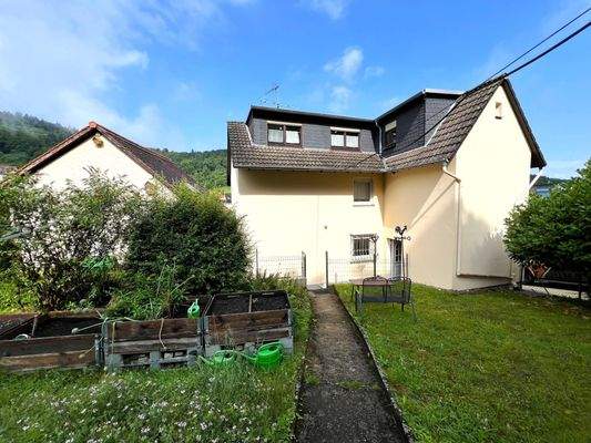 Blick vom Garten auf Haus und Nebengebäude