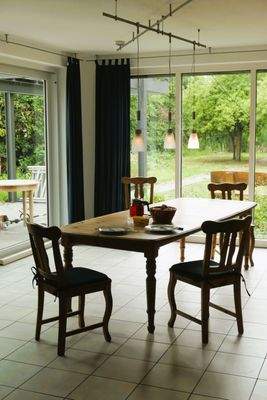 Blick vom Essbereich auf die überdachte Terrasse