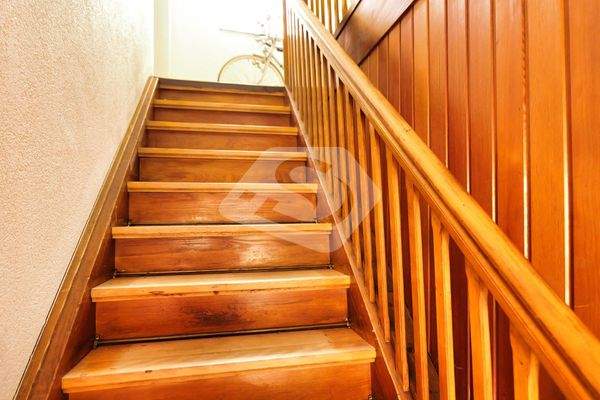 Treppenaufgang - Haushälfte 2